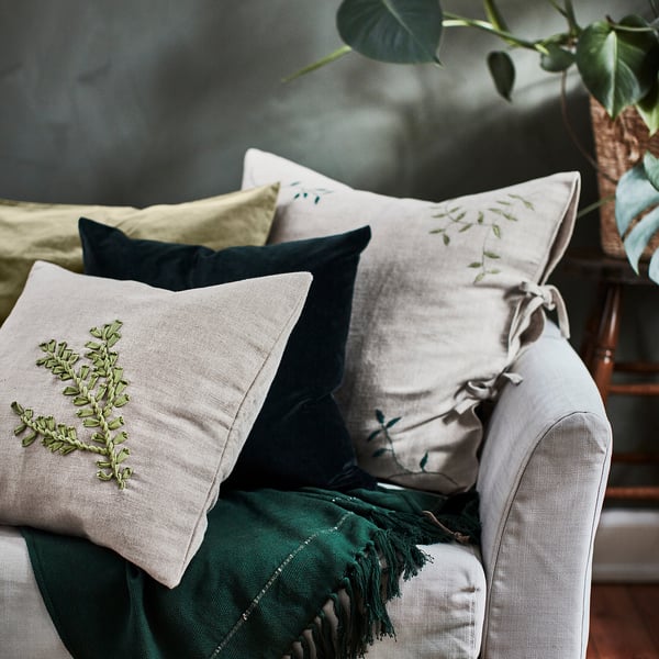 BOTANISK Kissenbezug - beige Blatt, grün Handarbeit - IKEA ...