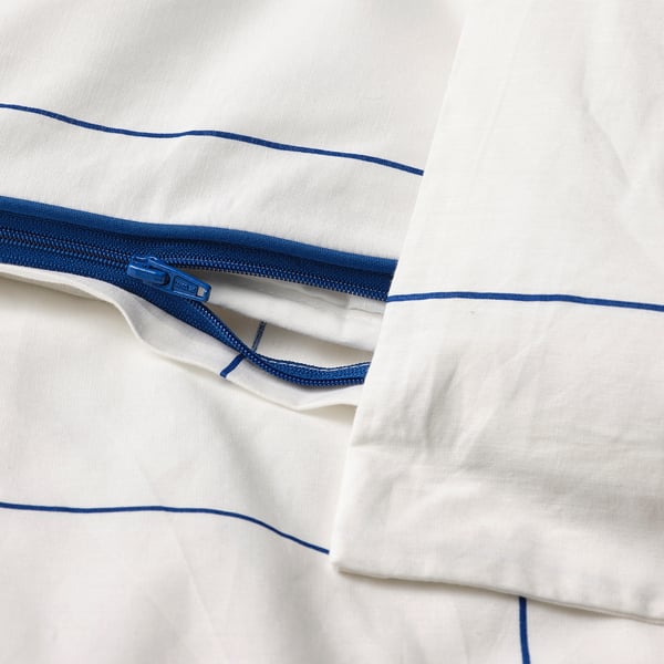 Weißer Bettbezug mit blauer Paspel und Reißverschluss.