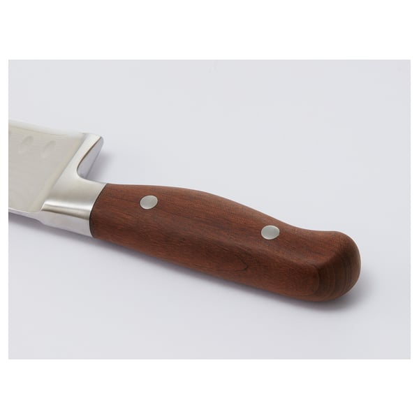 Nahaufnahme eines hochwertigen Messers mit Holzgriff und Klinge aus rostfreiem Stahl mit zwei dekorativen Nieten.