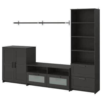 Schwarzes BRIMNES Möbelset mit TV-Ständer, Regalen und Schränken. Modernes, minimalistisches Design mit Glas- und Metallelementen.