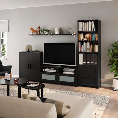 Modernes Wohnzimmer mit schwarzem TV-Ständer, Bücherregalen, grauem Sofa, Couchtisch und großem Fenster. Charaktere: 148