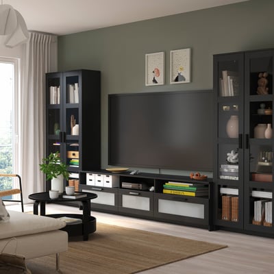 Modernes Wohnzimmer mit BRIMNES-TV , Konsole und Dekor. Helle Couch, grüne Wand, großes Fenster.