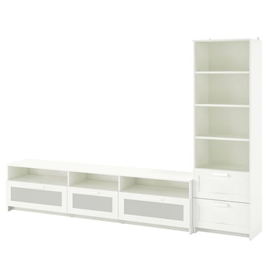 IKEA BRIMNES: Kombination aus weißem TV-Schrank und Bücherregal mit verstellbaren Regalen und glatten Schubladen zum Organisieren von Medien und Accessoires.