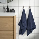 Handtücher & Waschbecken im modernen Badezimmer