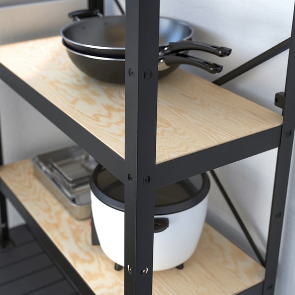Küchenregal aus Metall und Holz für Pfannen und Geräte.