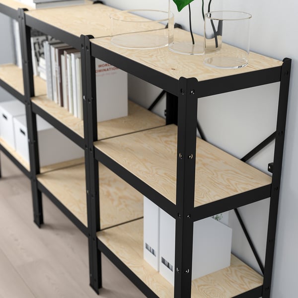 Schwarzes Metallregal mit drei Holzregalen für durchsichtige Vasen und Bücher, geeignet für schwere Lasten und vielseitige Aufbewahrung.