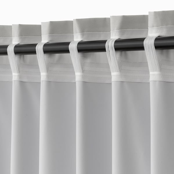 Raumverdunkelnde Vorhänge hingen an Stangen und blockierten das Licht für die Privatsphäre.