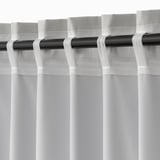 Raumverdunkelnde Vorhänge hingen an Stangen und blockierten das Licht für die Privatsphäre.