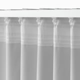 Weiße raumverdunkelnde Vorhänge, die vertikal hängen, über Haken verstellbar sind und das Licht blockieren.