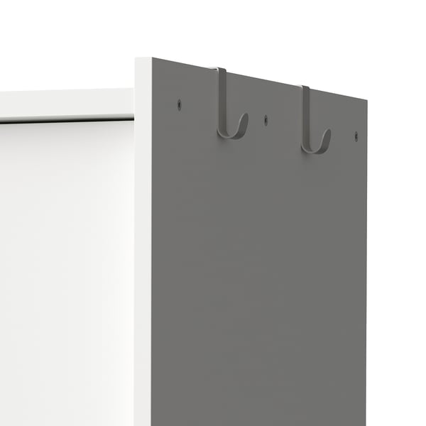 Kleiderschrank mit Haken und Geländer zum Aufhängen von Kleidung.