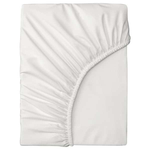 Ein BRUKSVARA Spannbetttuch in Weiß von ikea, hergestellt aus recyceltem Polyester, mit glatter Textur und taillierten Kanten.