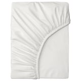 Ein BRUKSVARA Spannbetttuch in Weiß von ikea, hergestellt aus recyceltem Polyester, mit glatter Textur und taillierten Kanten.