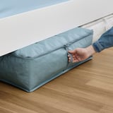 Handziehende Aufbewahrungsbox unter dem Bett. Großer, blauer Organizer passt unter Möbel.