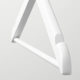 Eine Nahaufnahme eines schlanken, weißen Kleiderbügels, der glattes, strapazierfähiges Material und präzises Design zeigt.
