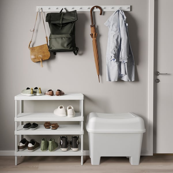 Weißer Hocker, Haken mit Taschen, Regenschirm, Schuhregal