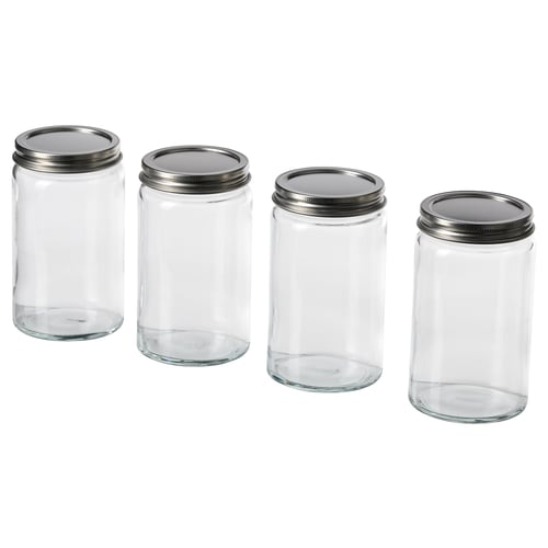 Vier leere Gläser mit silbernen Deckeln aufgereiht. Klares, minimalistisches Design. Perfekt zum Aufbewahren von Gewürzen oder anderen Küchenutensilien.