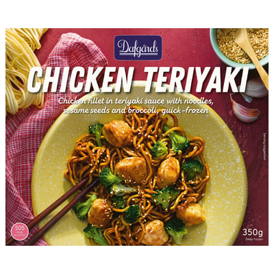 Stell dir eine Packung Dafgårds Chicken Teriyaki Meal vor. Huhn mit Nudeln, Brokkoli und Sesamsamen auf der Deckung.