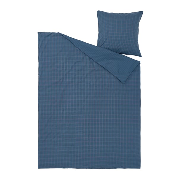 Ein blaues Bettwäsche-Set bestehend aus einem Bettbezug und einem Kissenbezug mit einem genähten Karomuster aus 100 % Baumwolle.