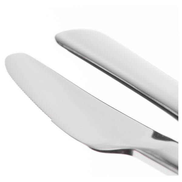 Zwei polierte Messer aus rostfreiem Stahl, die diagonal positioniert sind und das Licht reflektieren, was ihre Langlebigkeit und ihr schlankes Design zur Geltung bringt.