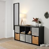 Kallax Regal mit DRÖNJÖNS Boxen. Lampe, Pflanzen, Hut und Turnschuhe ausgestellt.