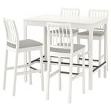 Ein weißes EKEDALEN Bar-Set bestehend aus einem quadratischen Tisch und vier passenden Hockern mit grau gepolsterten Sitzen.