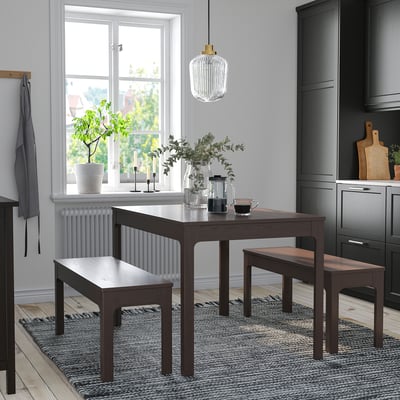 EKEDALEN Esszimmergarnitur mit ausziehbarem Tisch und passenden Bänken. Dunkelbraunes, modernes Design, passend unter Küchenfenster mit natürlichem Licht.