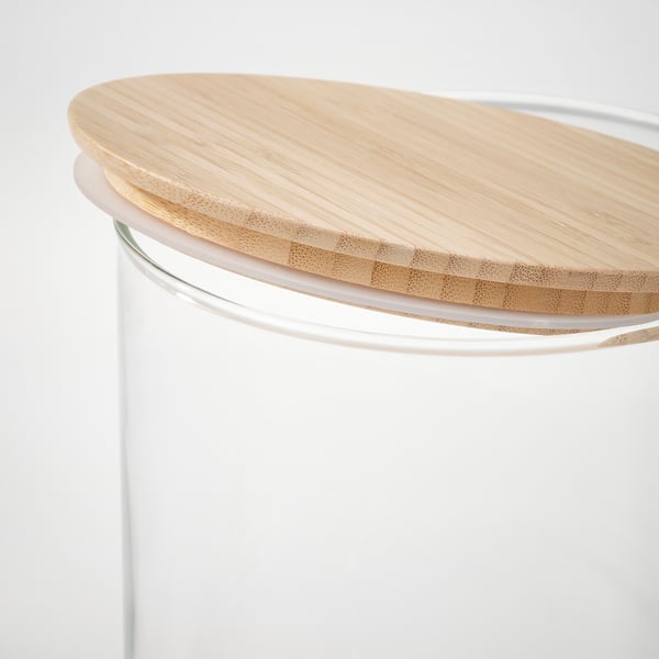 Rundes Glas mit Bambusdeckel, verschlossen mit einem Silikonring. Zeigt hohe Qualität und umweltfreundliches Design.