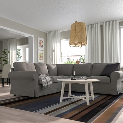 Graues EKTORP-Sofa im stilvollen Wohnzimmer mit Couchtisch und Pendelleuchte.