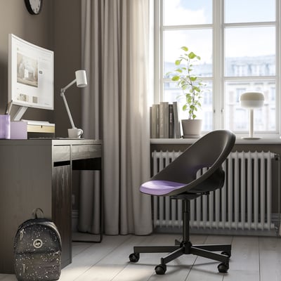 Home Office mit ELDBERGET schwarzem Schreibtischstuhl, modern und komfortabel, passt unter den Schreibtisch, in der Nähe des Fensters mit Anlage, Computer-Setup.
