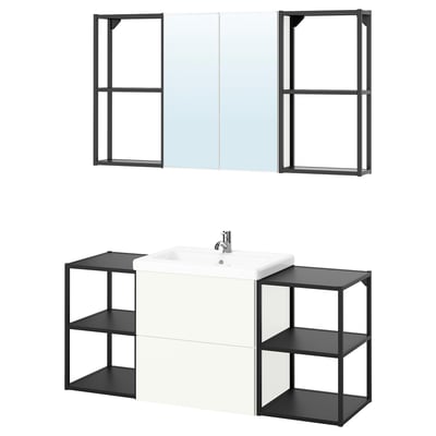 Dieses Bild zeigt ein ENHET-Badezimmer mit einem weißen Waschbeckenschrank, schwarzen Metallregalen und einem Spiegelschrank.