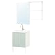 Option: ENHET Badezimmer-Set: salbeigrüner Schrank, weißes Waschbecken, verchromte Armatur, Spiegel, Wandregal.