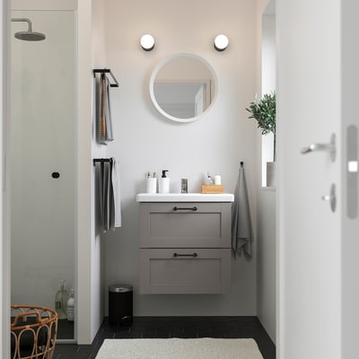 Moderner hellgrauer Waschtisch, wandmontiert, zwei Schubladen, weißes Keramikwaschbecken, verchromte Armatur.