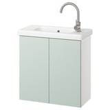 Moderner hellgrüner Badezimmerschrank mit weißem Waschbecken, silbernem Wasserhahn, bietet Stauraum und schlankes Design.