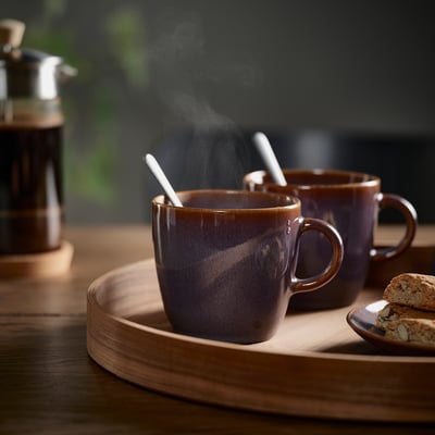 FÄRGKLAR Becher, braun, Steingut, abgerundete Form, schlichtes Design.