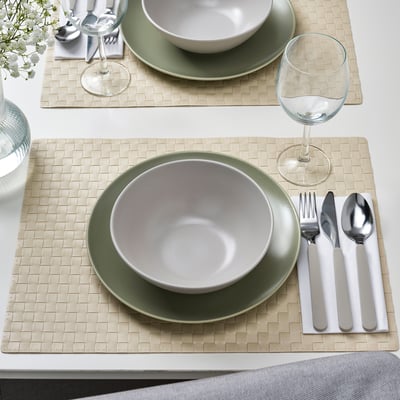 Gedeckter Tisch mit FÄRGKLAR Schale, Teller, Besteck, Glas und Tischset.