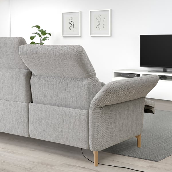 Modernes graues FAMMARP-Sofa mit verstellbaren Kopfstützen und Armlehnen im minimalistischen Wohnzimmer, das den an der Wand montierten Fernseher und die natürliche Beleuchtung ergänzt.
