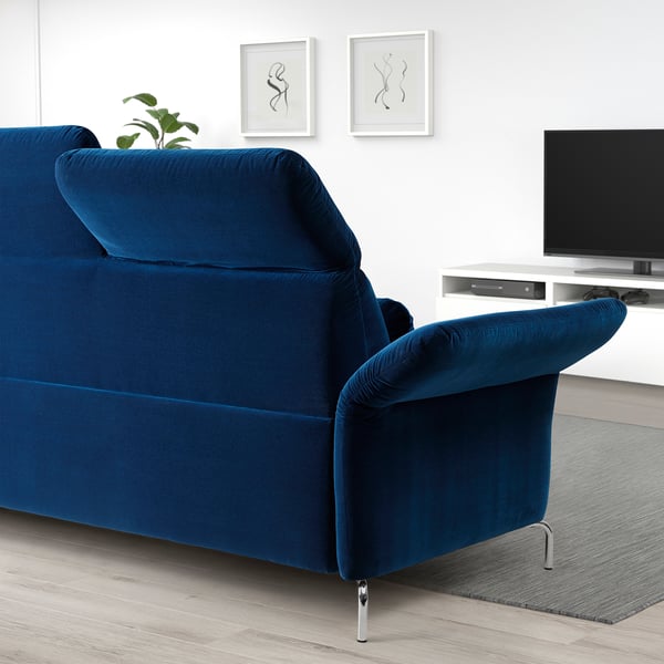 Blaues FAMMARP Sofa mit verstellbaren Kopf- und Armlehnen, modernes Design. Es ist groß und passt gut in geräumige Wohnzimmer.