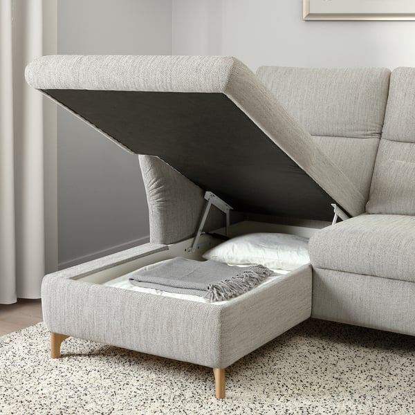 Sofa mit hochklappbarem Sitz mit Stauraum, perfekt für zusätzliche Bettwäsche.