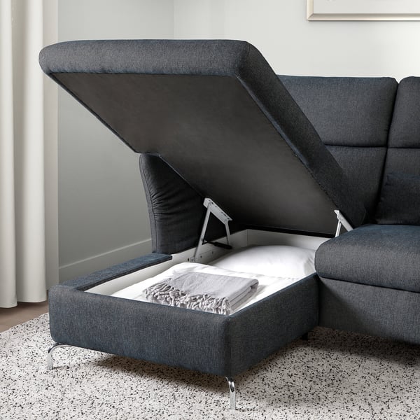 Modernes graues Sofa mit Ablagehocker, verstellbaren Kopfstützen und Kissen für Komfort und Halt.
