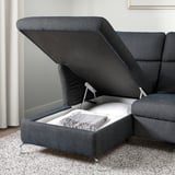 Modernes graues Sofa mit Ablagehocker, verstellbaren Kopfstützen und Kissen für Komfort und Halt.