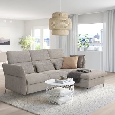 Modernes Wohnzimmer mit grauem FAMMARP-Sofa, Kissen, weißem Couchtisch, großem Fenster und Pendelleuchte.