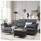 Eine moderne graue FAMMARP-Sofagarnitur mit verstellbaren Kopfstützen und einer passenden Ottomane in einem stilvollen Wohnzimmer.