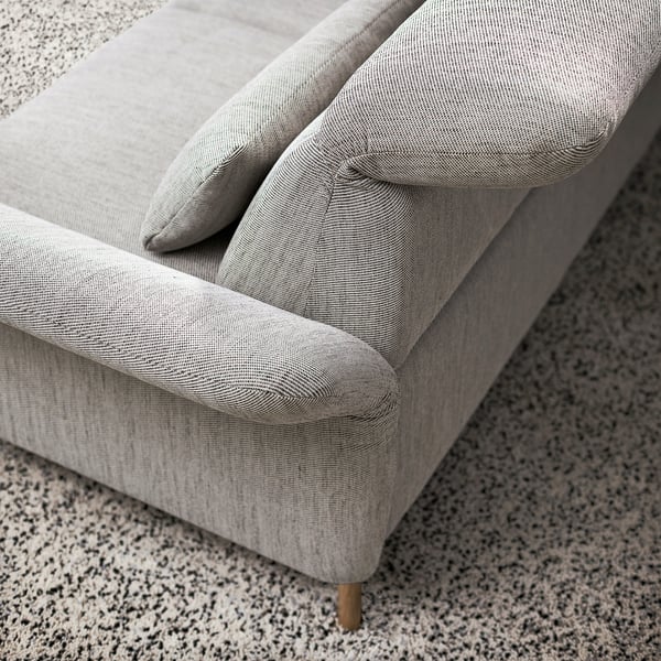 Modernes Sofa mit verstellbaren Kissen und klaren Linien. Weiche Stoffpolsterung, hohe Beine.