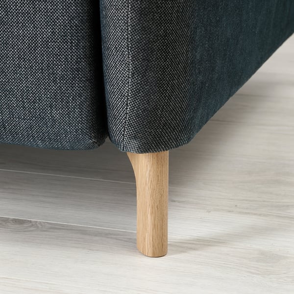 Dunkelgraues Sofa mit Holzbeinen; Die Nahaufnahme zeigt ein robustes, gut verarbeitetes Design.