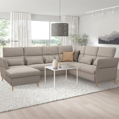 Modernes Wohnzimmer mit großem grauem FAMMARP L-förmigem Sofa, weißem Couchtisch und großem Fenster.