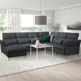 Modernes Wohnzimmer mit großem dunkelgrauem L-förmigem FAMMARP-Sofa, weißem Couchtisch und großen Fenstern. Konfitüre