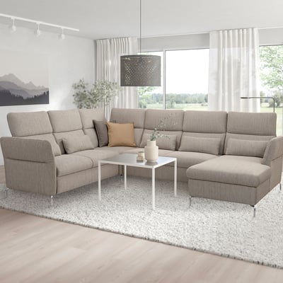 Modernes, l-förmiges FAMMARP-Sofa in neutralen Tönen mit verstellbaren Teilen. Groß, gemütlich, passt gut in geräumige Zimmer. Zentrierter Couchtisch mit Dekor.