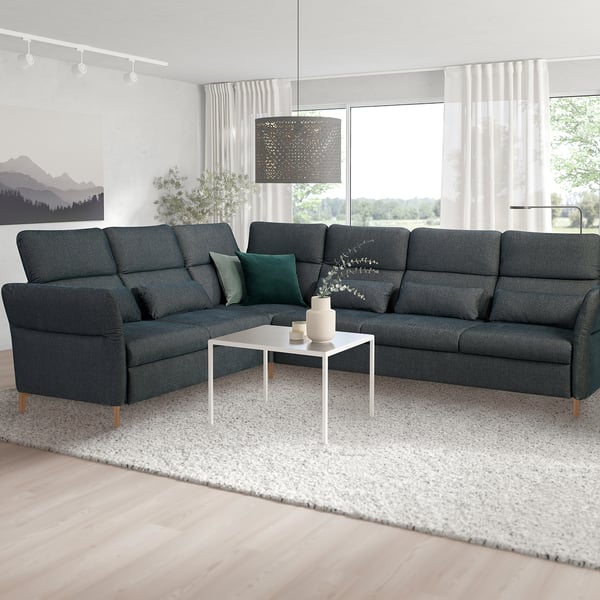 Modernes Wohnzimmer: dunkelgraues FAMMARP-Sektionssofa, verstellbare Kissen, weißer Couchtisch, großes Fenster, gemütliche Einrichtung.