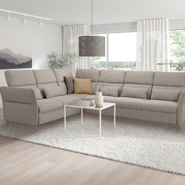 Modernes Wohnzimmer: graue FAMMARP-Sektion, weißer Couchtisch, große Fenster, minimalistische Einrichtung.