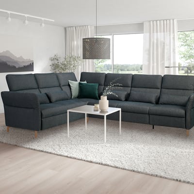 L-förmiges FAMMARP-Sofa, Couchtisch, große Fenster, Teppich.